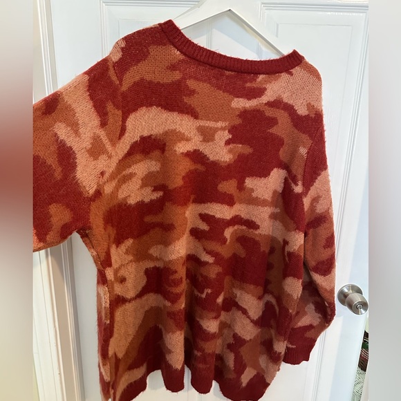 LOGO Lavish Lori Goldstein Red Camo Sweater V-Neck Sequin High Low 4X - Picture 8 of 15